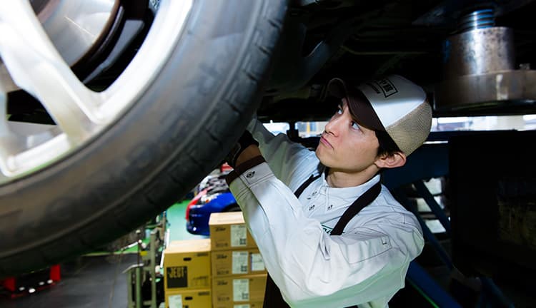 自動車のメンテナンスをする整備士の男性|タイヤ館